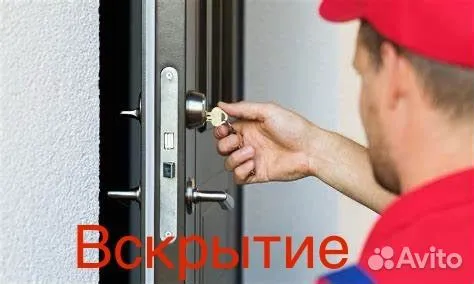 Работа с дверным замком, вид со спины